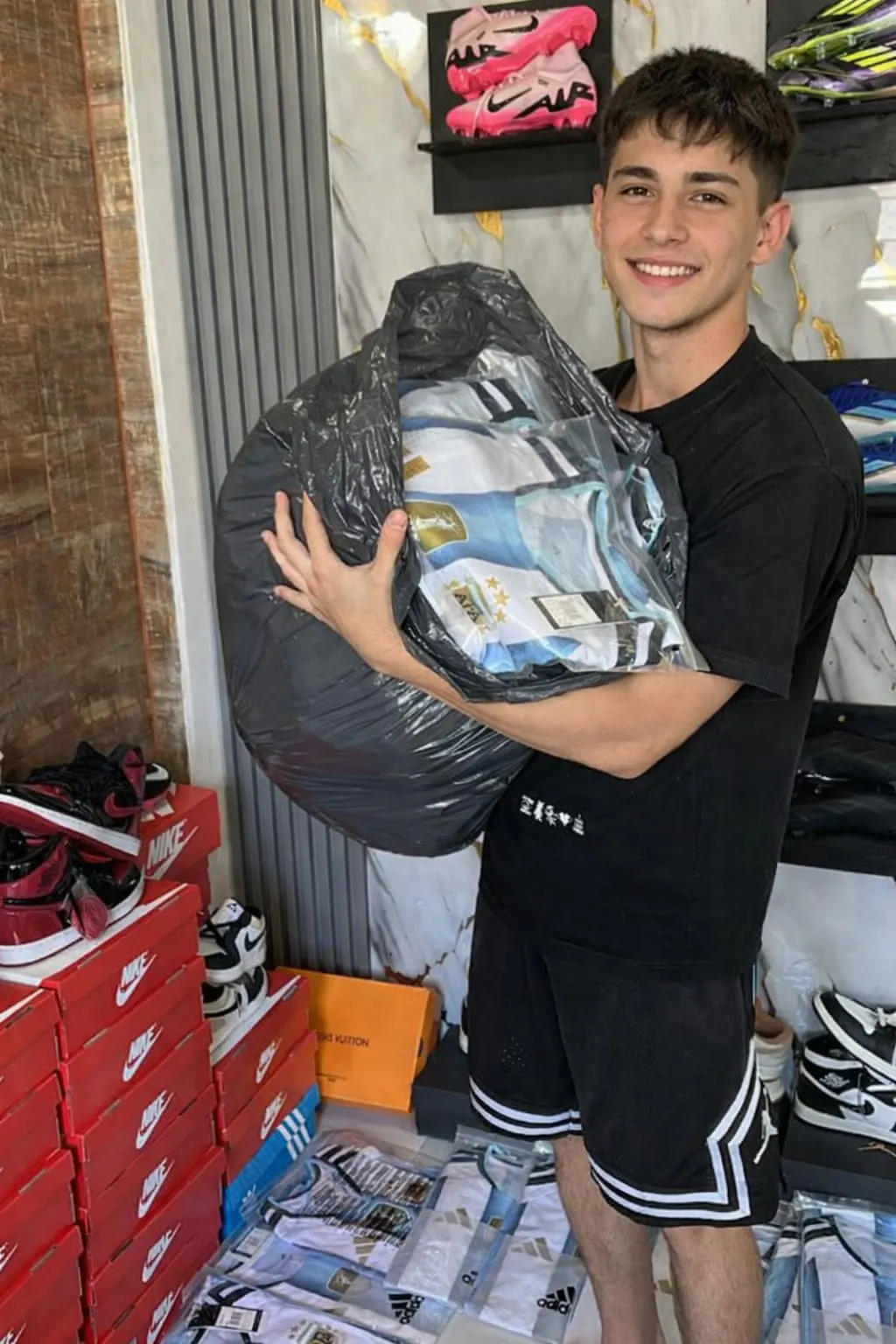 Entrega de un pedido de camisetas